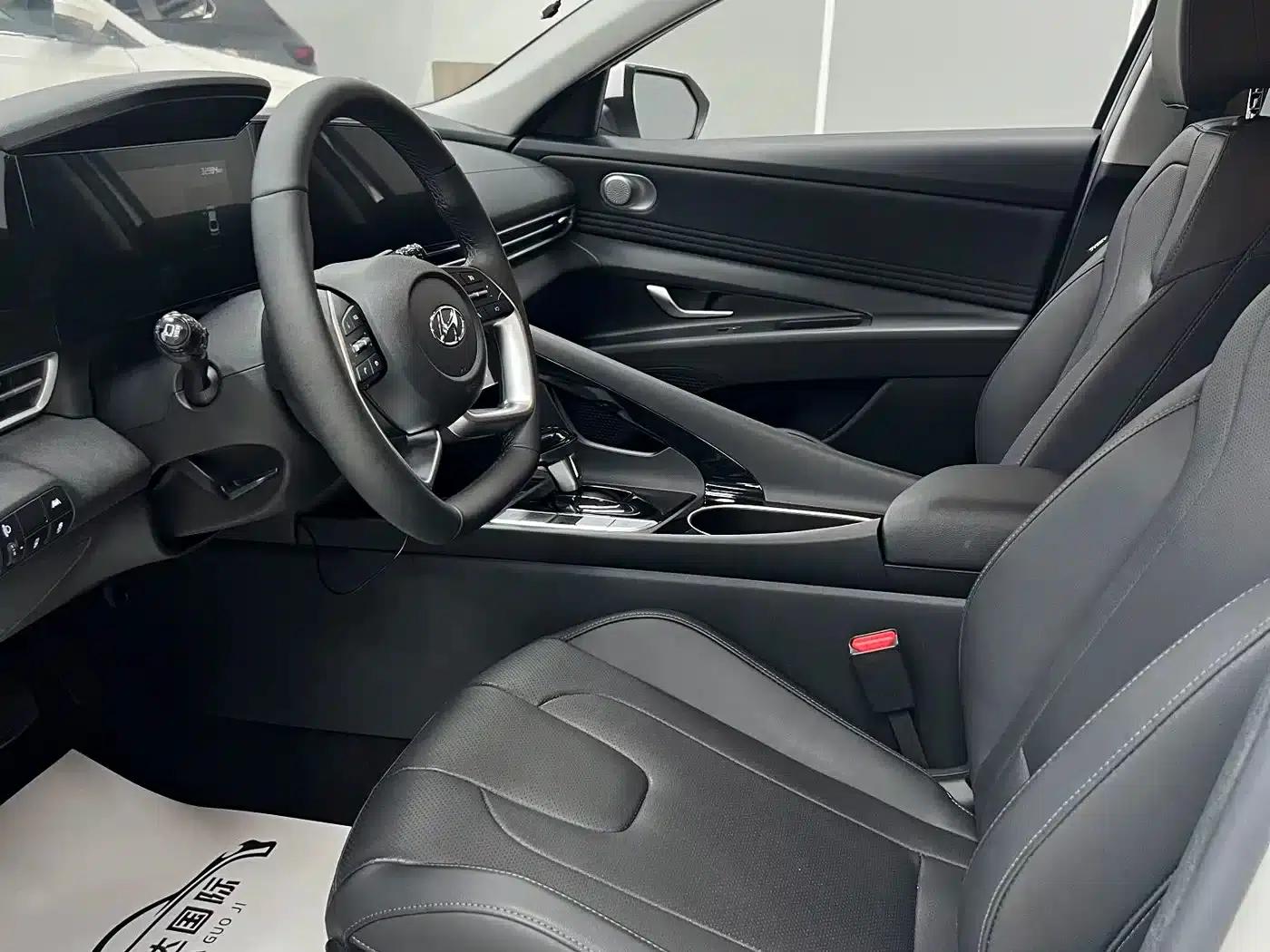 Hyundai Elantra 2022 1.5L CVT LUX Premium Edition — миниатюра 21