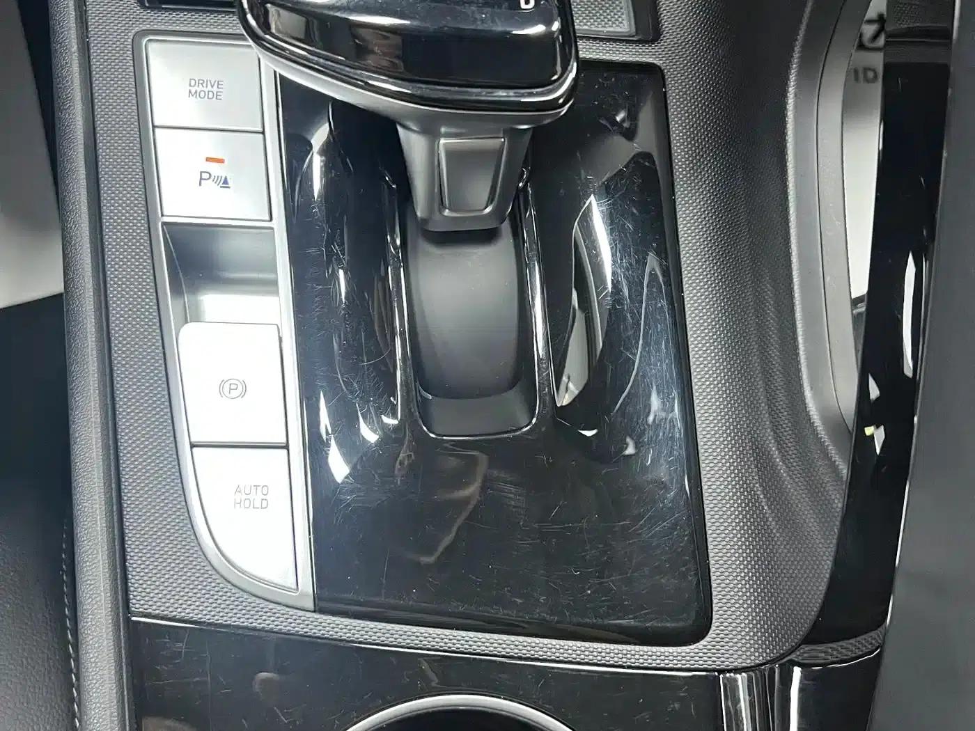 Hyundai Elantra 2022 1.5L CVT LUX Premium Edition — миниатюра 23