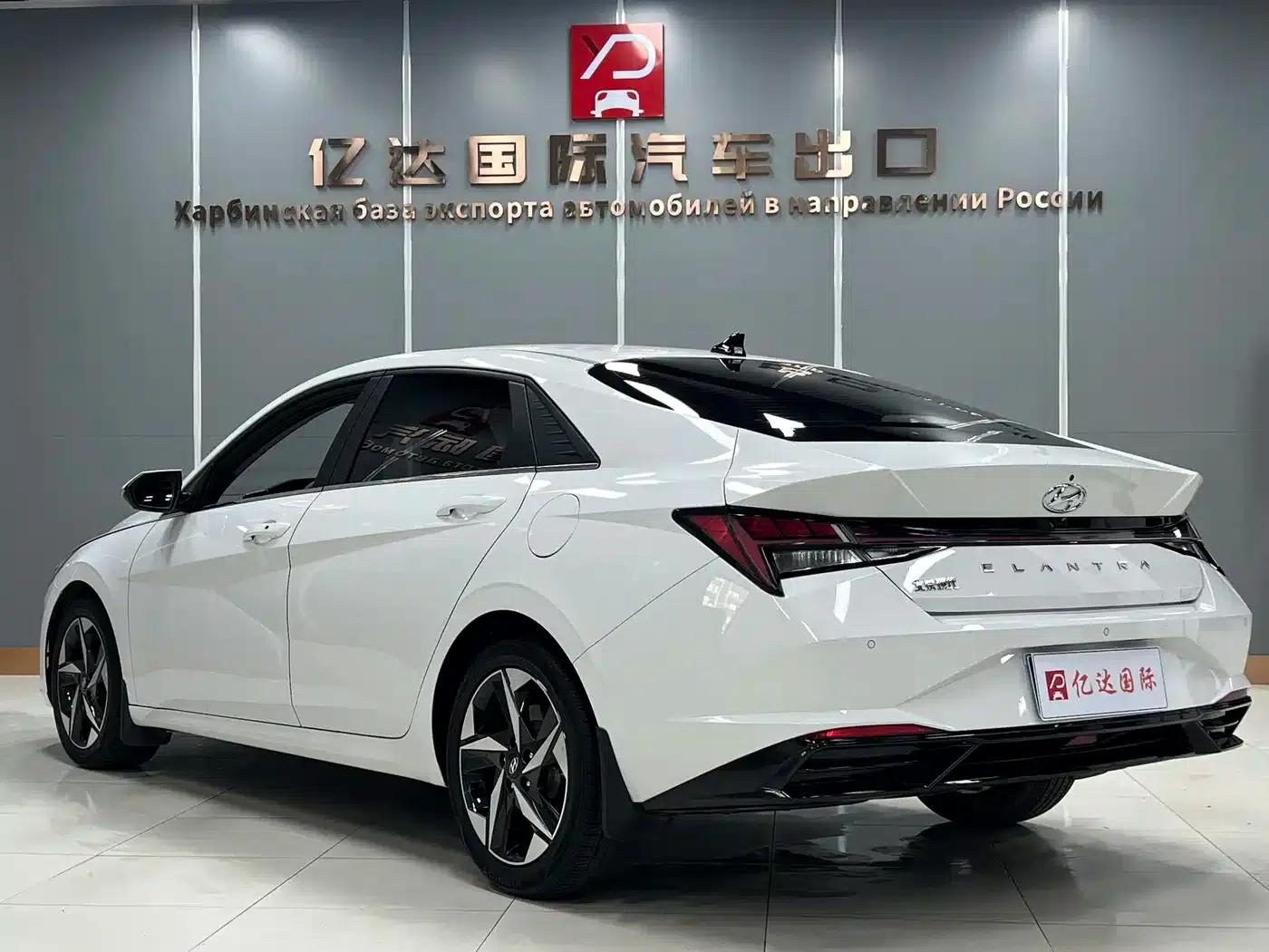 Hyundai Elantra 2022 1.5L CVT LUX Premium Edition — миниатюра 4