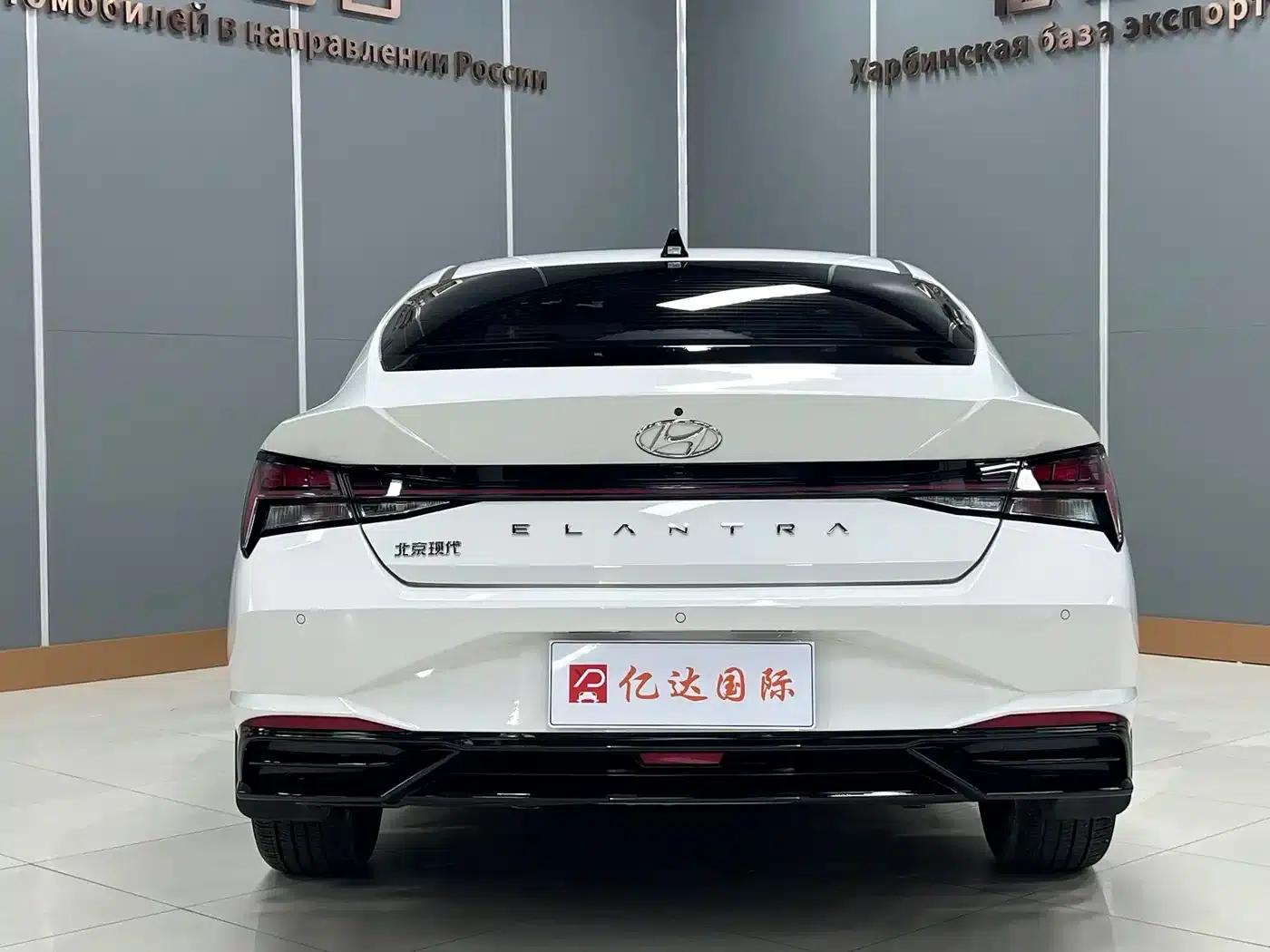 Hyundai Elantra 2022 1.5L CVT LUX Premium Edition — миниатюра 5