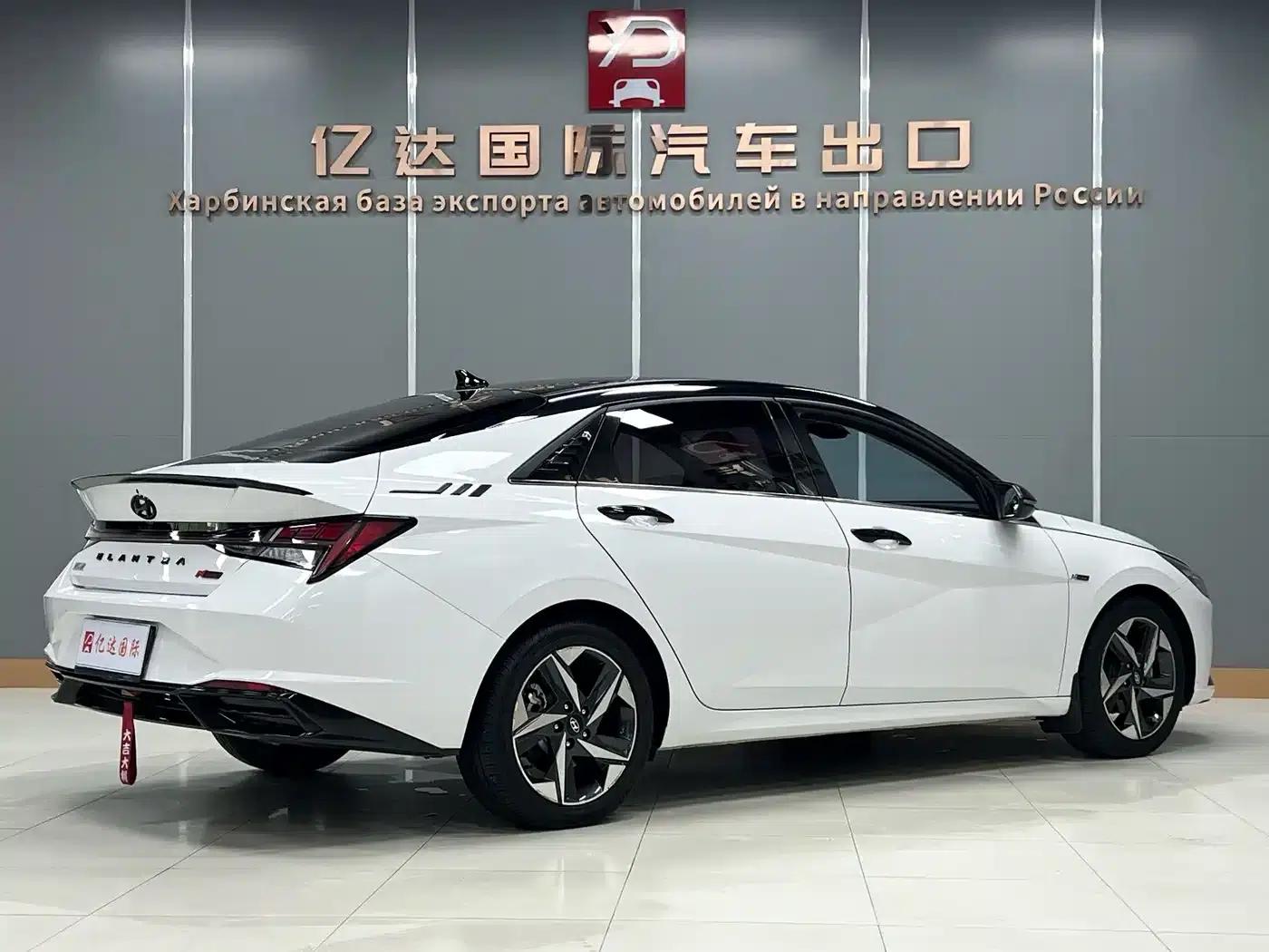 Hyundai Elantra 2022 1.5L CVT LUX Premium Edition — миниатюра 6