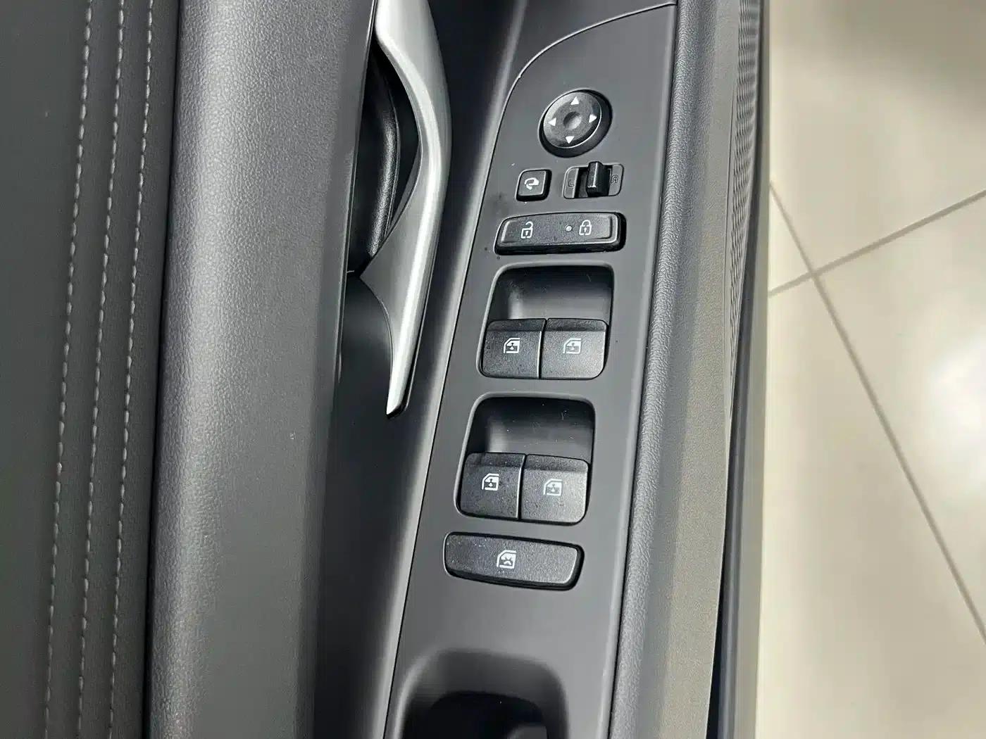Hyundai Elantra 2022 1.5L CVT LUX Premium Edition — миниатюра 7