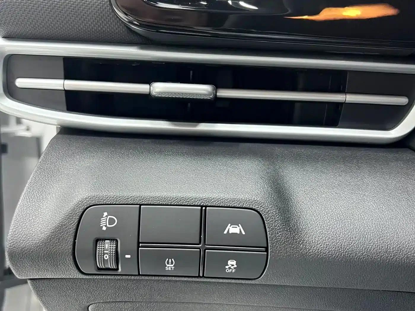 Hyundai Elantra 2022 1.5L CVT LUX Premium Edition — миниатюра 8