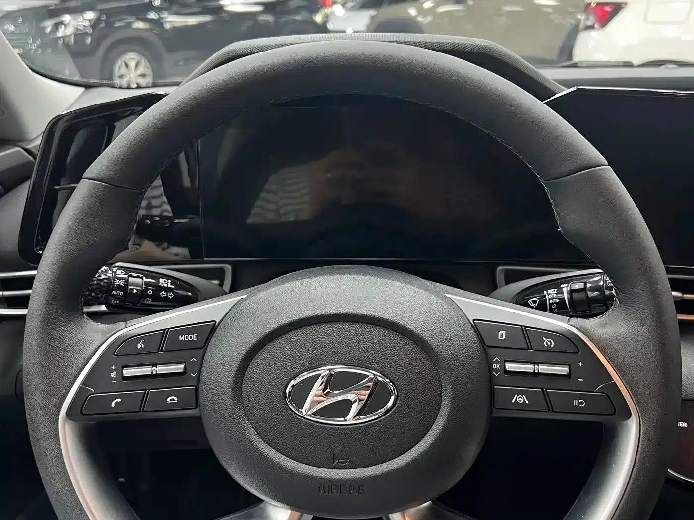 Hyundai Elantra 2022 1.5L CVT LUX Premium Edition — миниатюра 9
