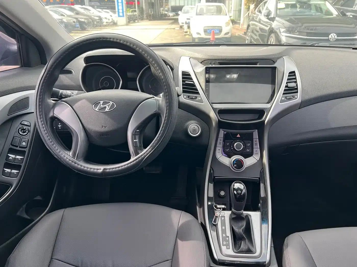 Hyundai Elantra 2015 1.6L Automatic Leading Edition — миниатюра 12