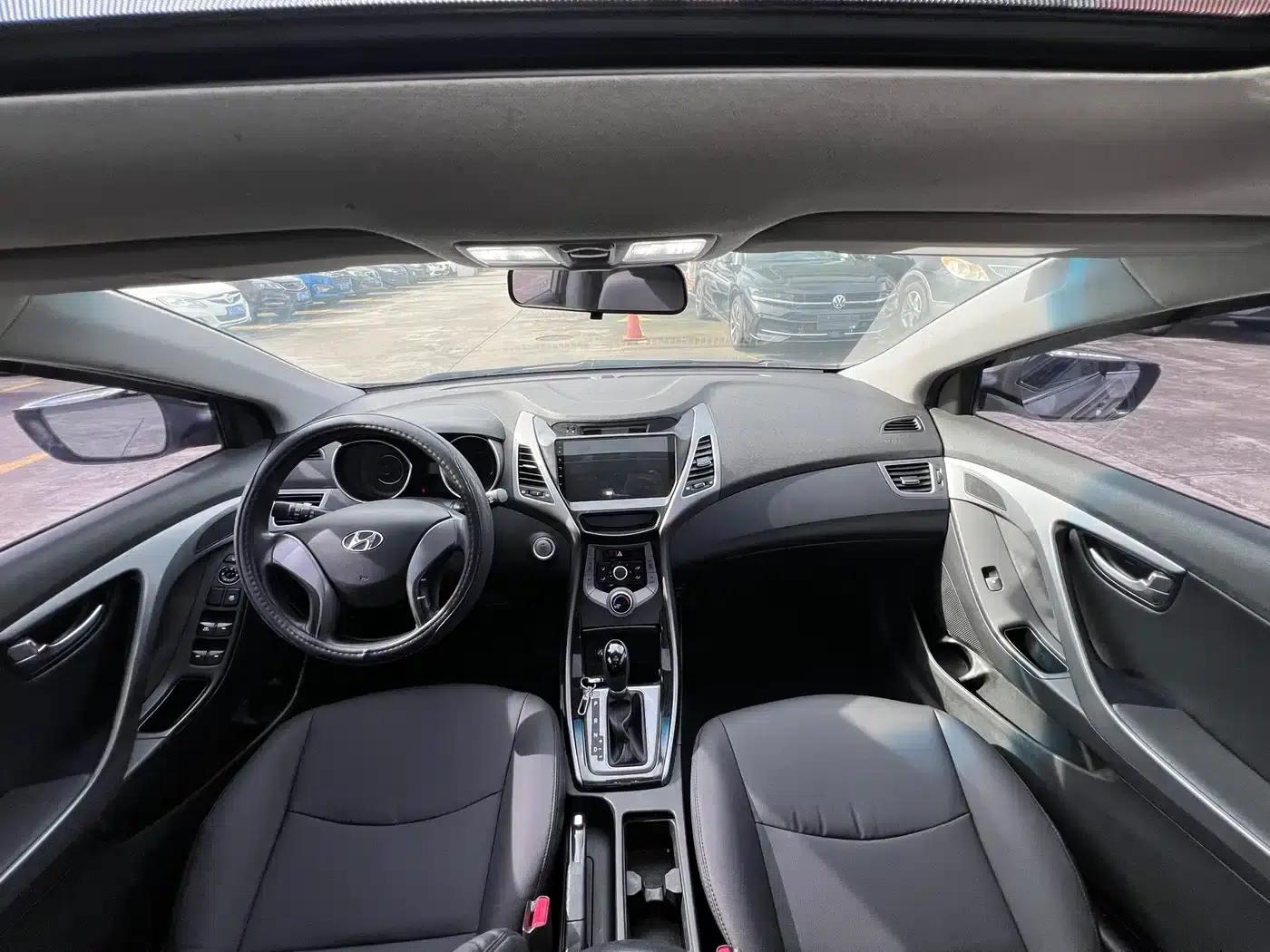 Hyundai Elantra 2015 1.6L Automatic Leading Edition — миниатюра 13