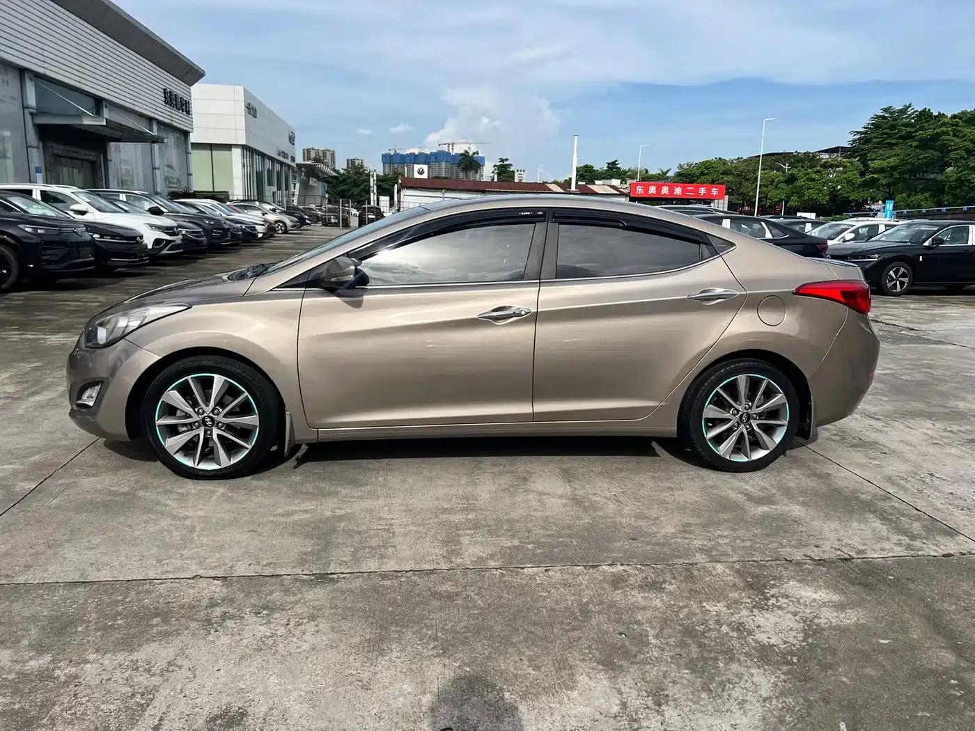 Hyundai Elantra 2015 1.6L Automatic Leading Edition — миниатюра 17
