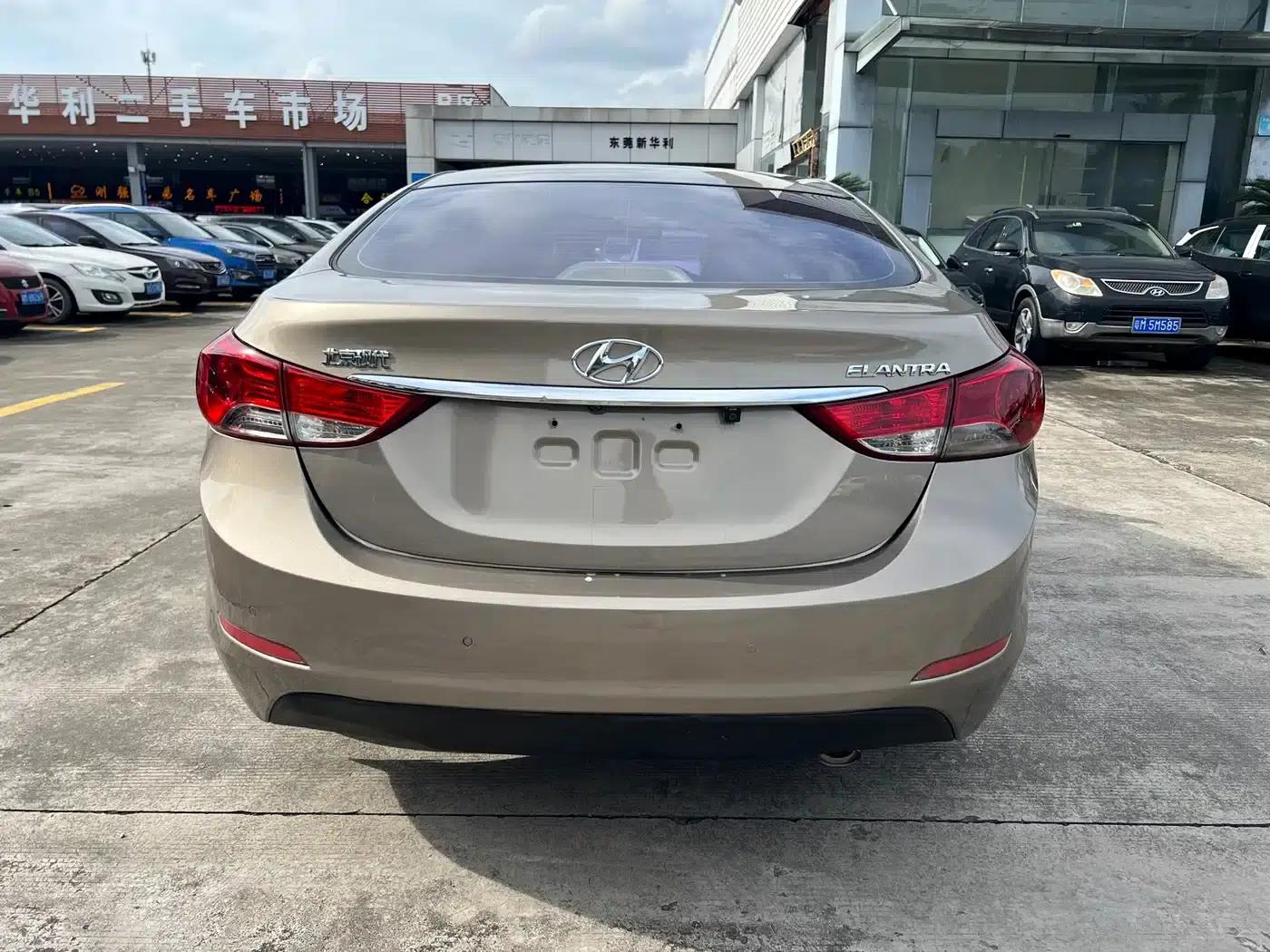 Hyundai Elantra 2015 1.6L Automatic Leading Edition — миниатюра 4