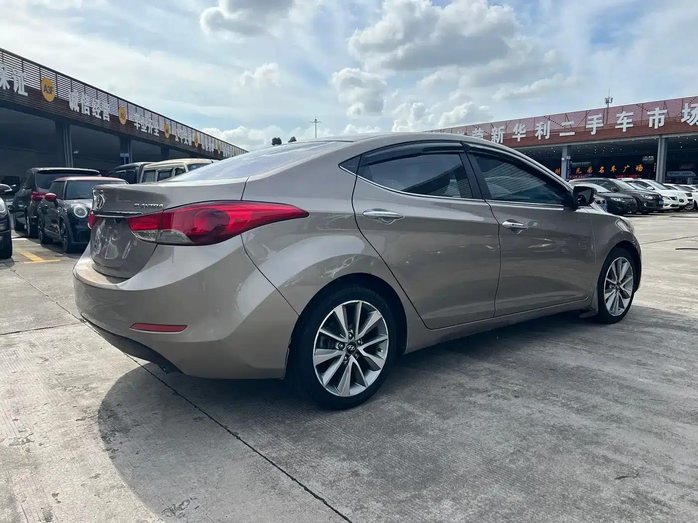 Hyundai Elantra 2015 1.6L Automatic Leading Edition — миниатюра 5
