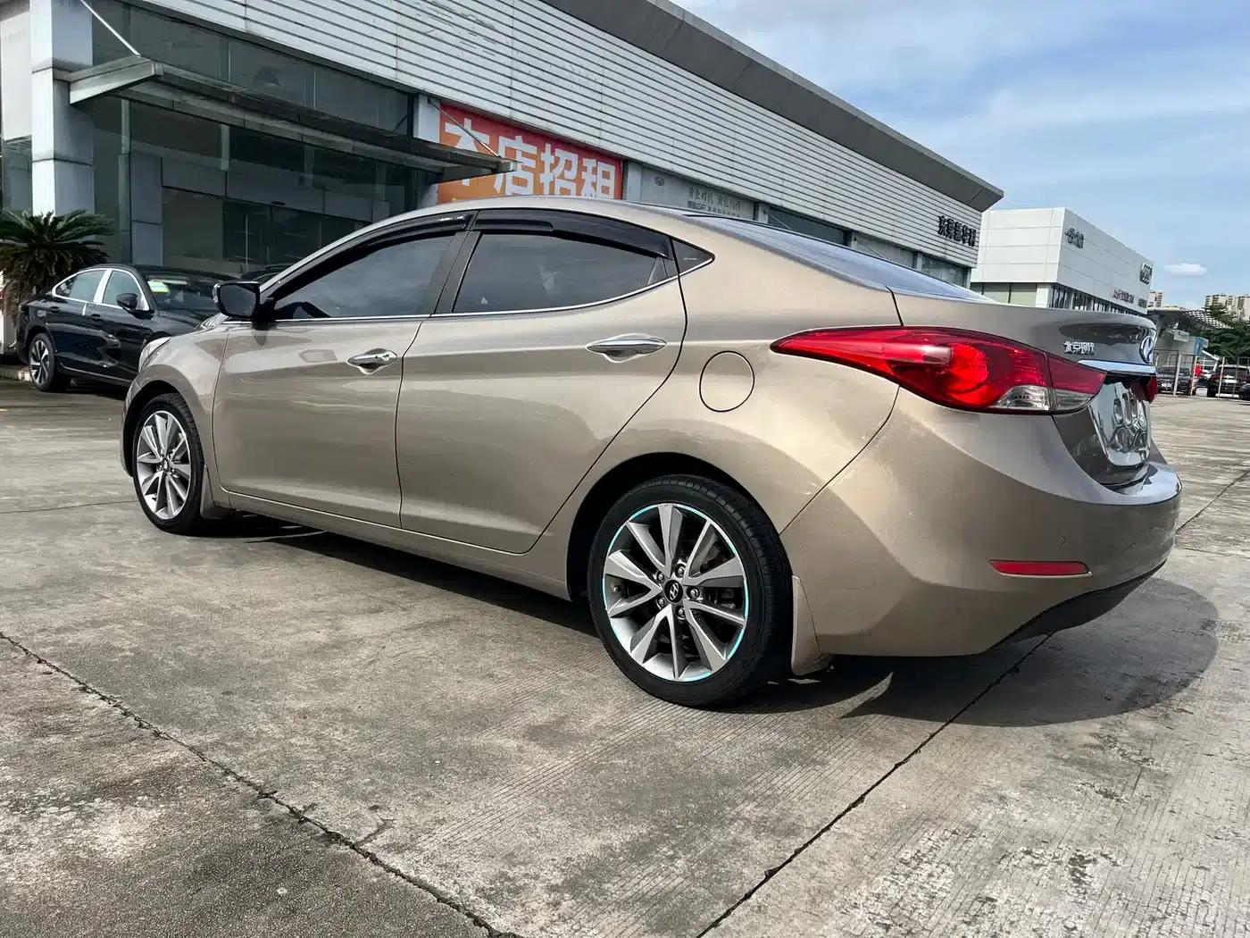 Hyundai Elantra 2015 1.6L Automatic Leading Edition — миниатюра 6