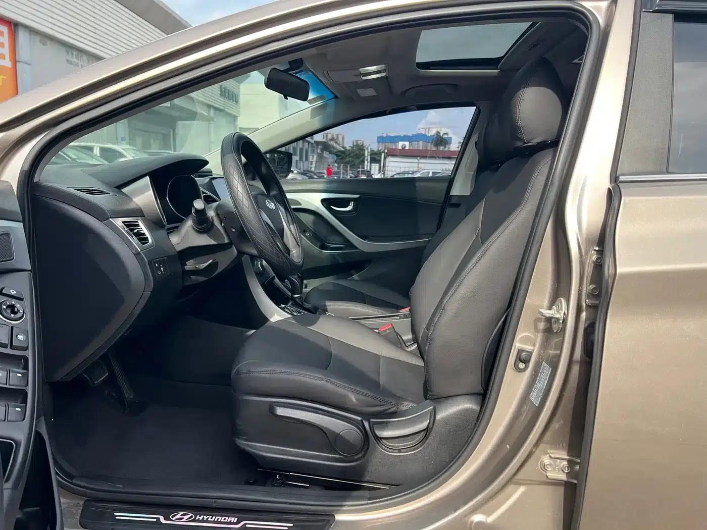 Hyundai Elantra 2015 1.6L Automatic Leading Edition — миниатюра 7