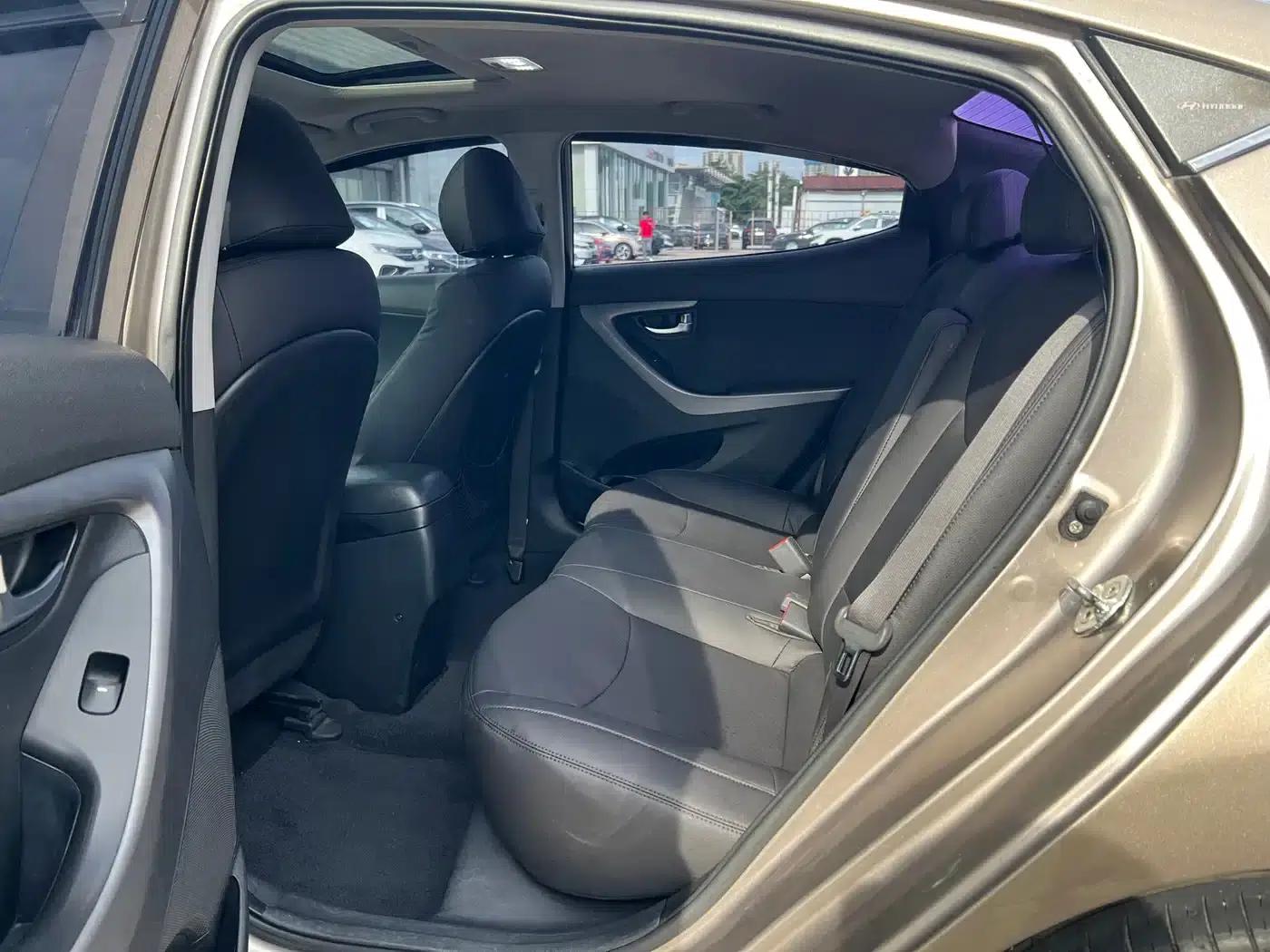 Hyundai Elantra 2015 1.6L Automatic Leading Edition — миниатюра 8