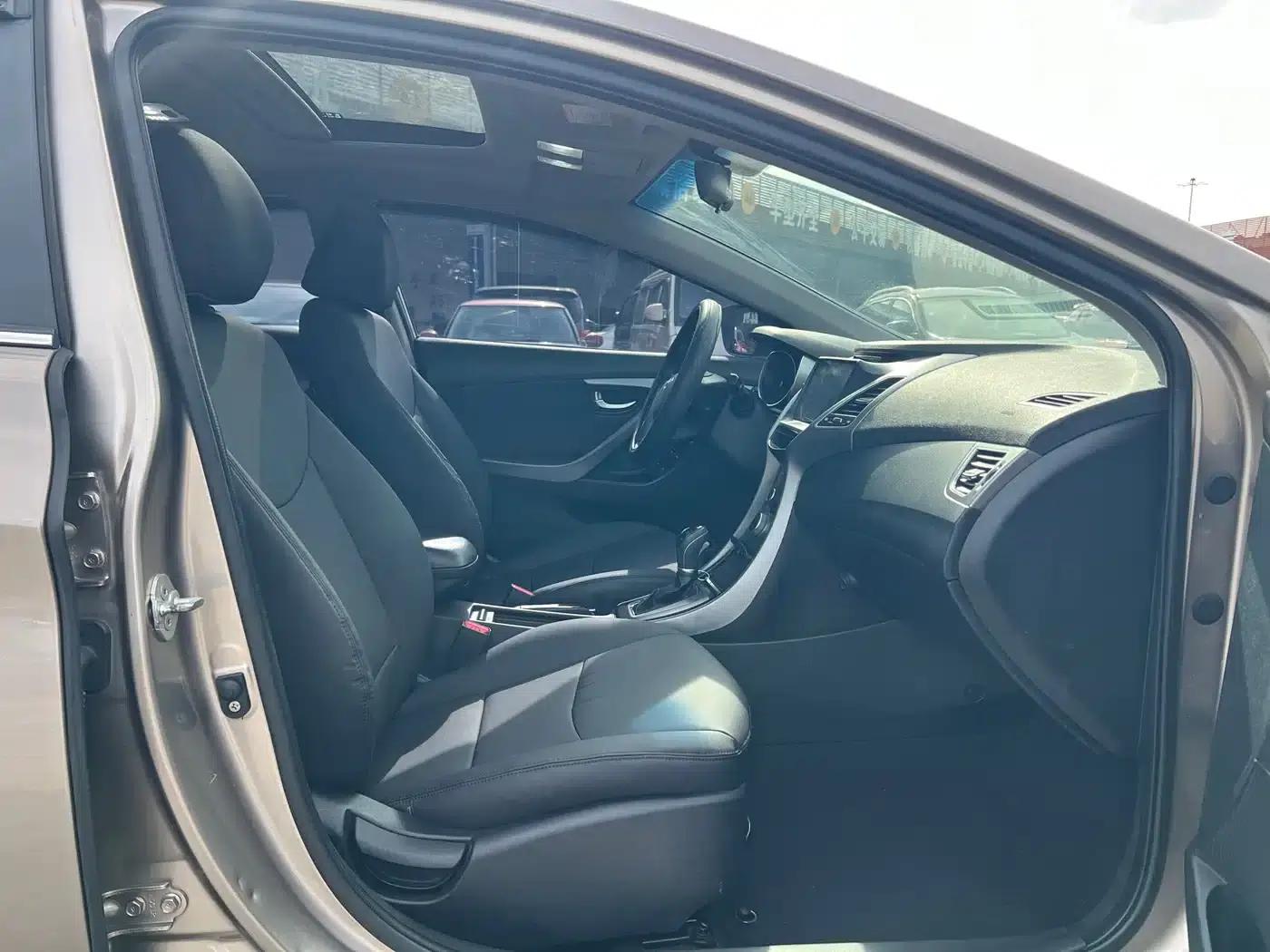 Hyundai Elantra 2015 1.6L Automatic Leading Edition — миниатюра 9