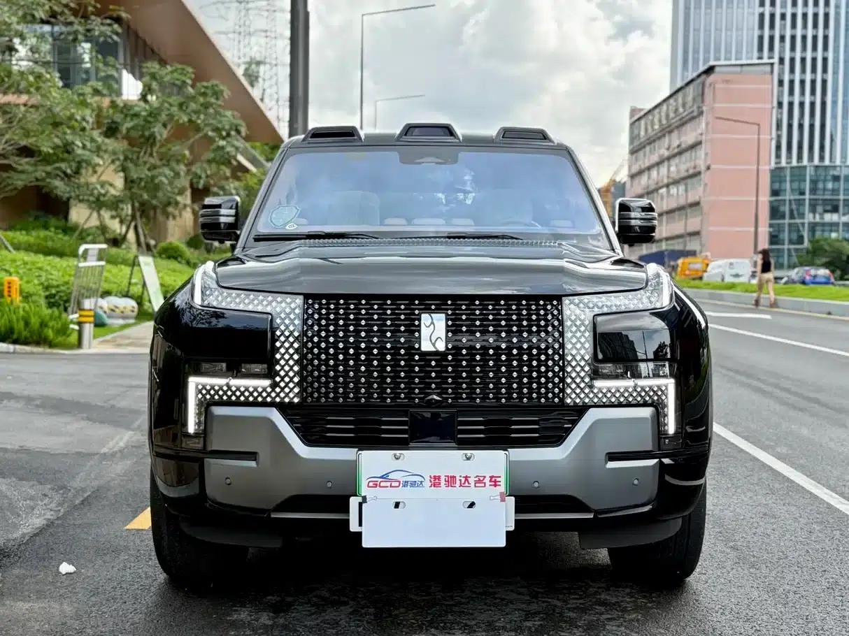 Looking up at the 2023 U8 Luxury Edition — миниатюра 2