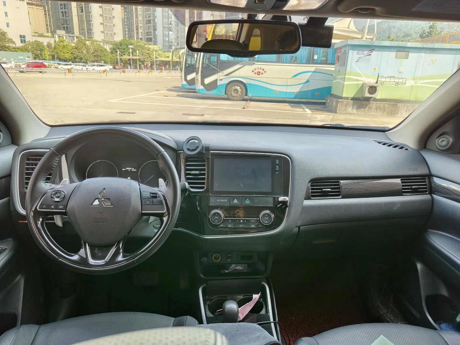 Mitsubishi Outlander 2018 2.4L 4x4 Elite Edition 5 Seats — миниатюра 9