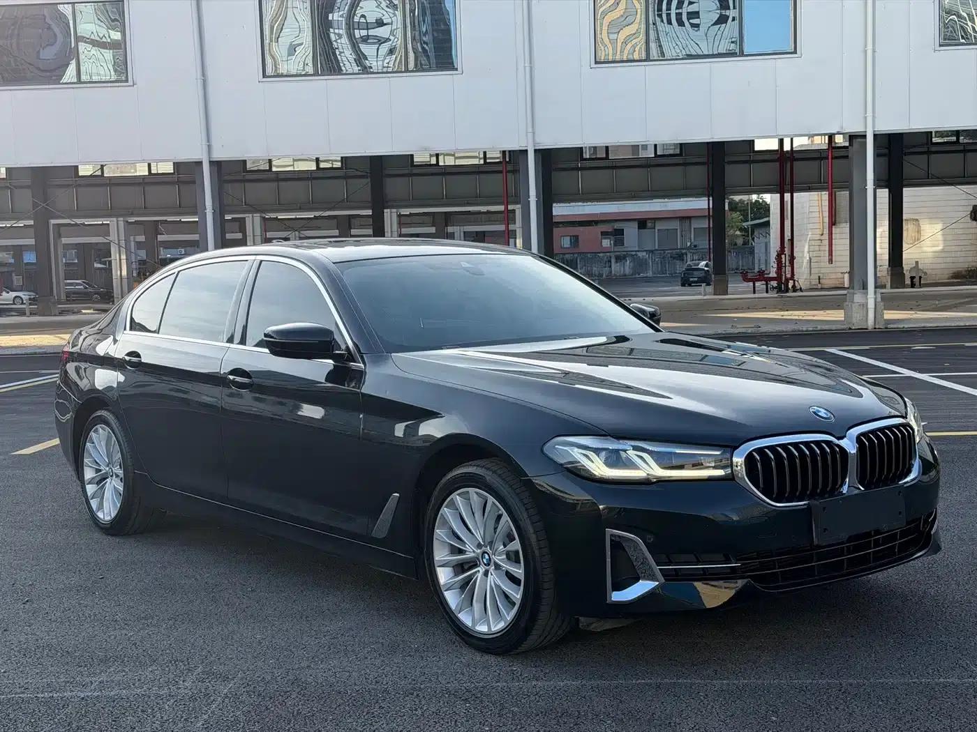2022 BMW 5 Series 525Li Luxury Package — миниатюра 3