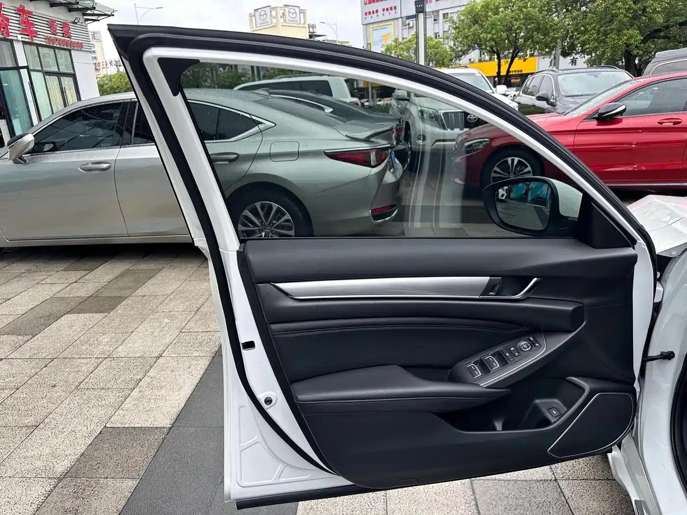 2022 Honda Accord 260TURBO Luxury Edition — миниатюра 23
