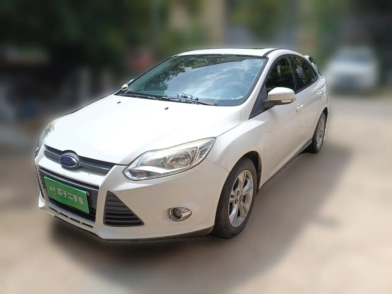 Ford Focus 2012 Sedan 1.6L Automatic Fashion Edition — миниатюра 1