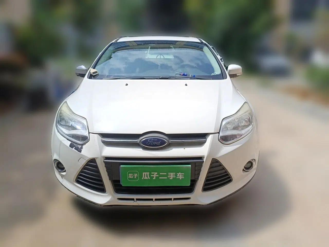 Ford Focus 2012 Sedan 1.6L Automatic Fashion Edition — миниатюра 2