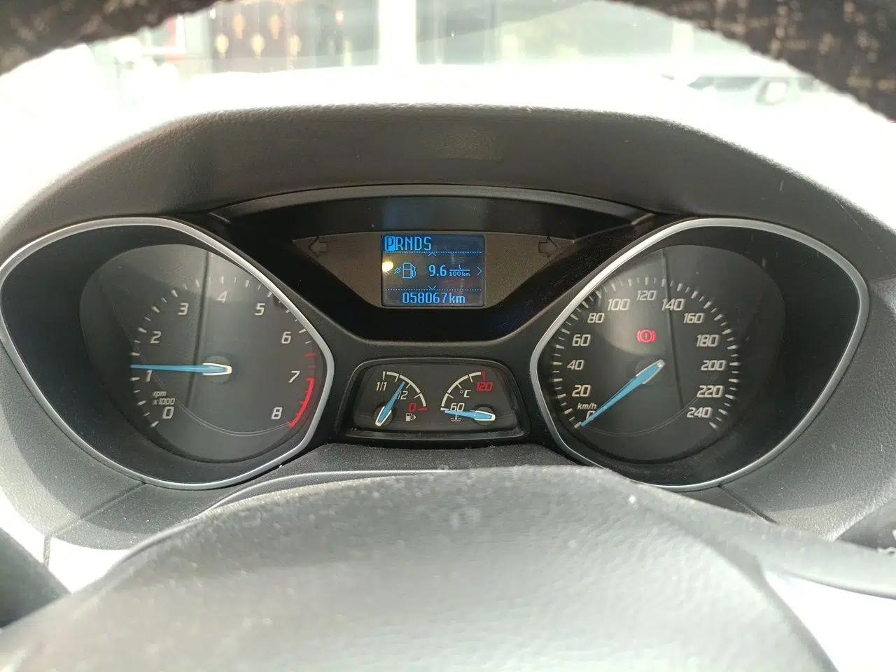 Ford Focus 2012 Sedan 1.6L Automatic Fashion Edition — миниатюра 11
