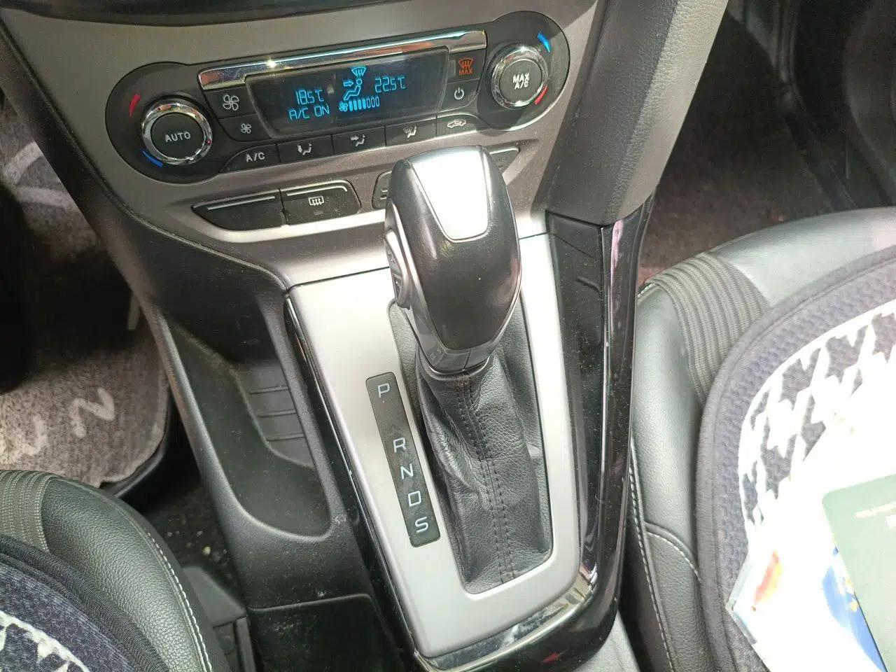Ford Focus 2012 Sedan 1.6L Automatic Fashion Edition — миниатюра 14