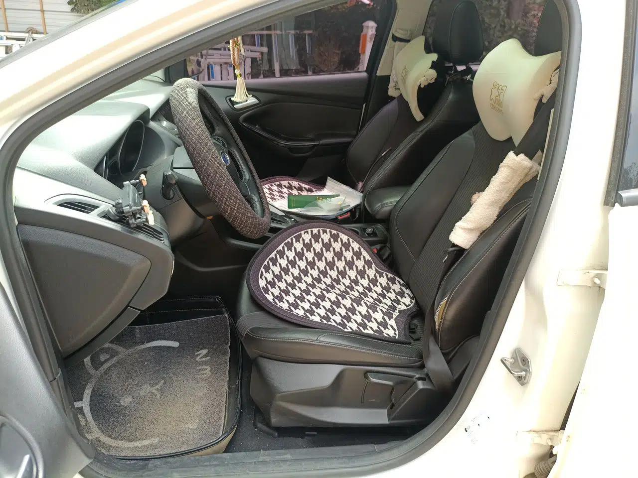 Ford Focus 2012 Sedan 1.6L Automatic Fashion Edition — миниатюра 15