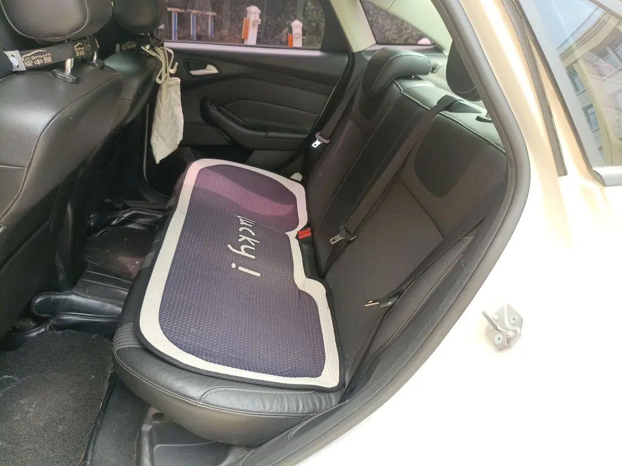 Ford Focus 2012 Sedan 1.6L Automatic Fashion Edition — миниатюра 17