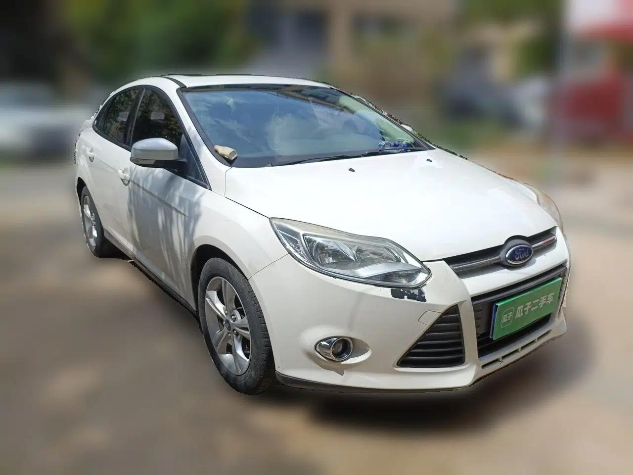 Ford Focus 2012 Sedan 1.6L Automatic Fashion Edition — миниатюра 3
