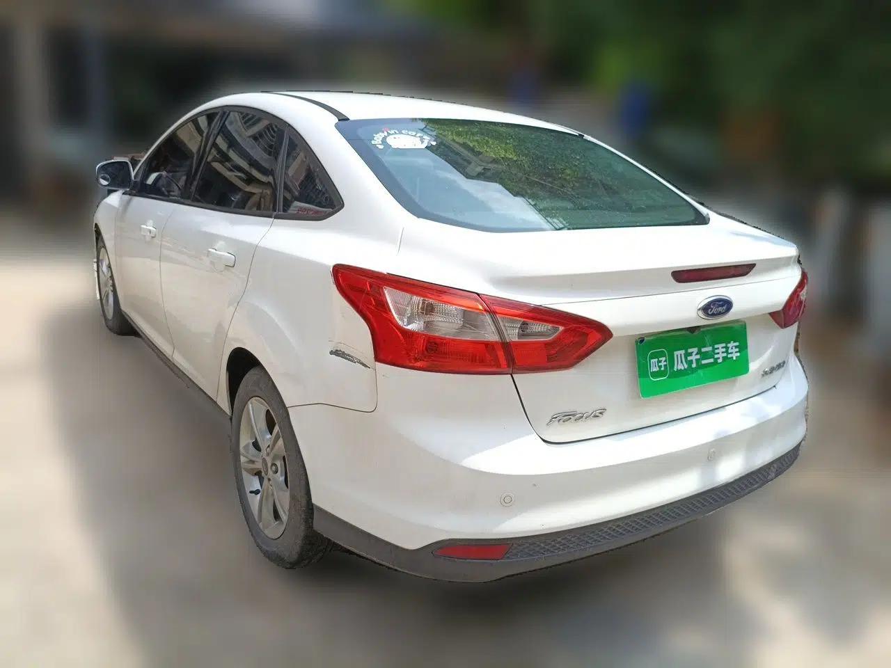 Ford Focus 2012 Sedan 1.6L Automatic Fashion Edition — миниатюра 4