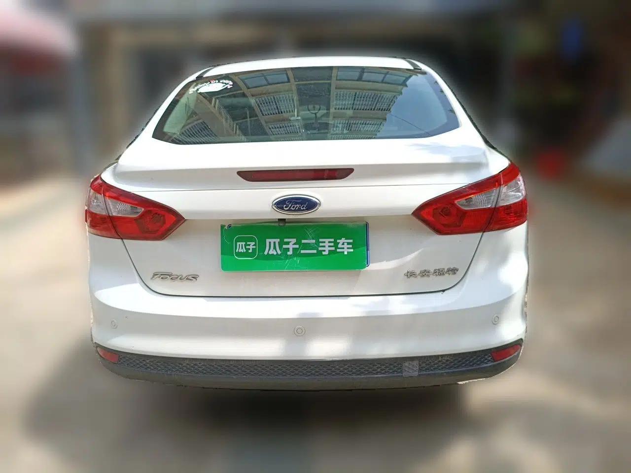 Ford Focus 2012 Sedan 1.6L Automatic Fashion Edition — миниатюра 5