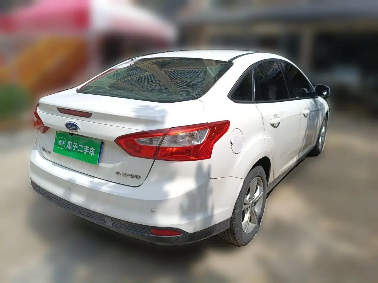 Ford Focus 2012 Sedan 1.6L Automatic Fashion Edition — миниатюра 6