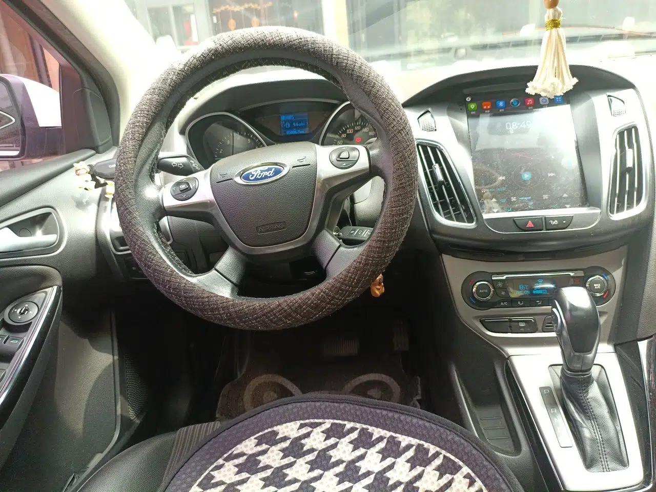 Ford Focus 2012 Sedan 1.6L Automatic Fashion Edition — миниатюра 10
