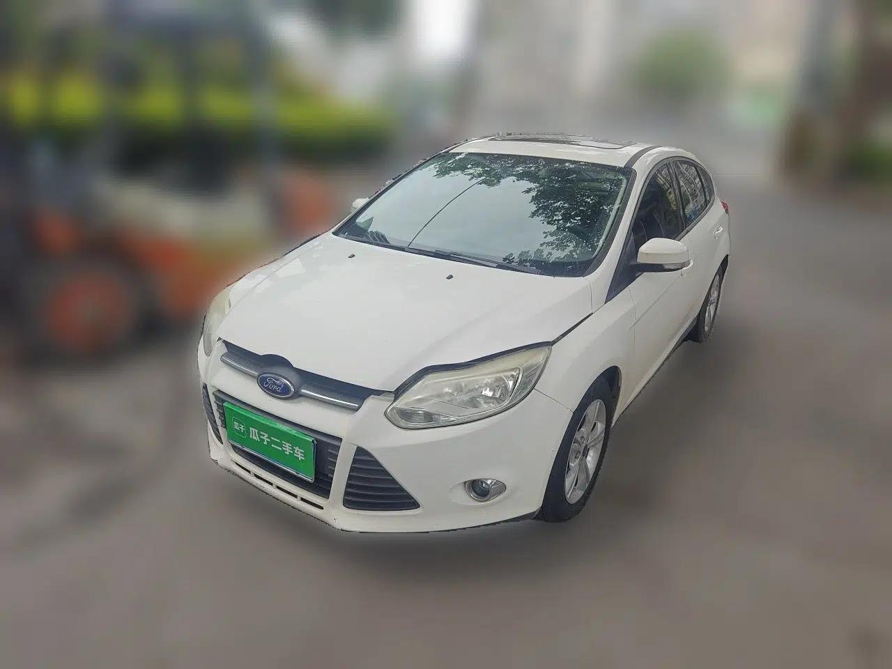Ford Focus 2012 Hatchback 1.6L Automatic Fashion Edition — миниатюра 1