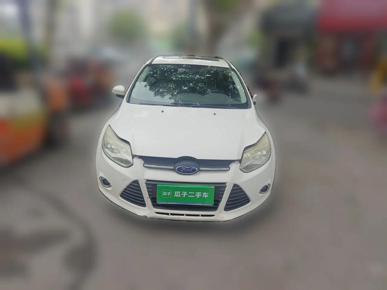 Ford Focus 2012 Hatchback 1.6L Automatic Fashion Edition — миниатюра 2