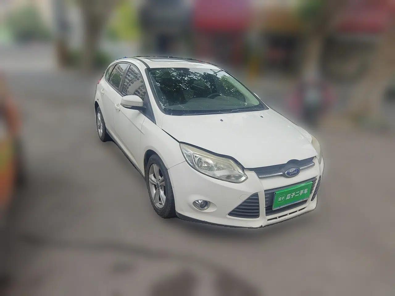 Ford Focus 2012 Hatchback 1.6L Automatic Fashion Edition — миниатюра 3