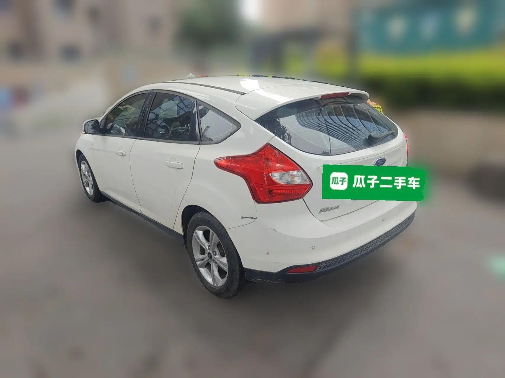 Ford Focus 2012 Hatchback 1.6L Automatic Fashion Edition — миниатюра 4