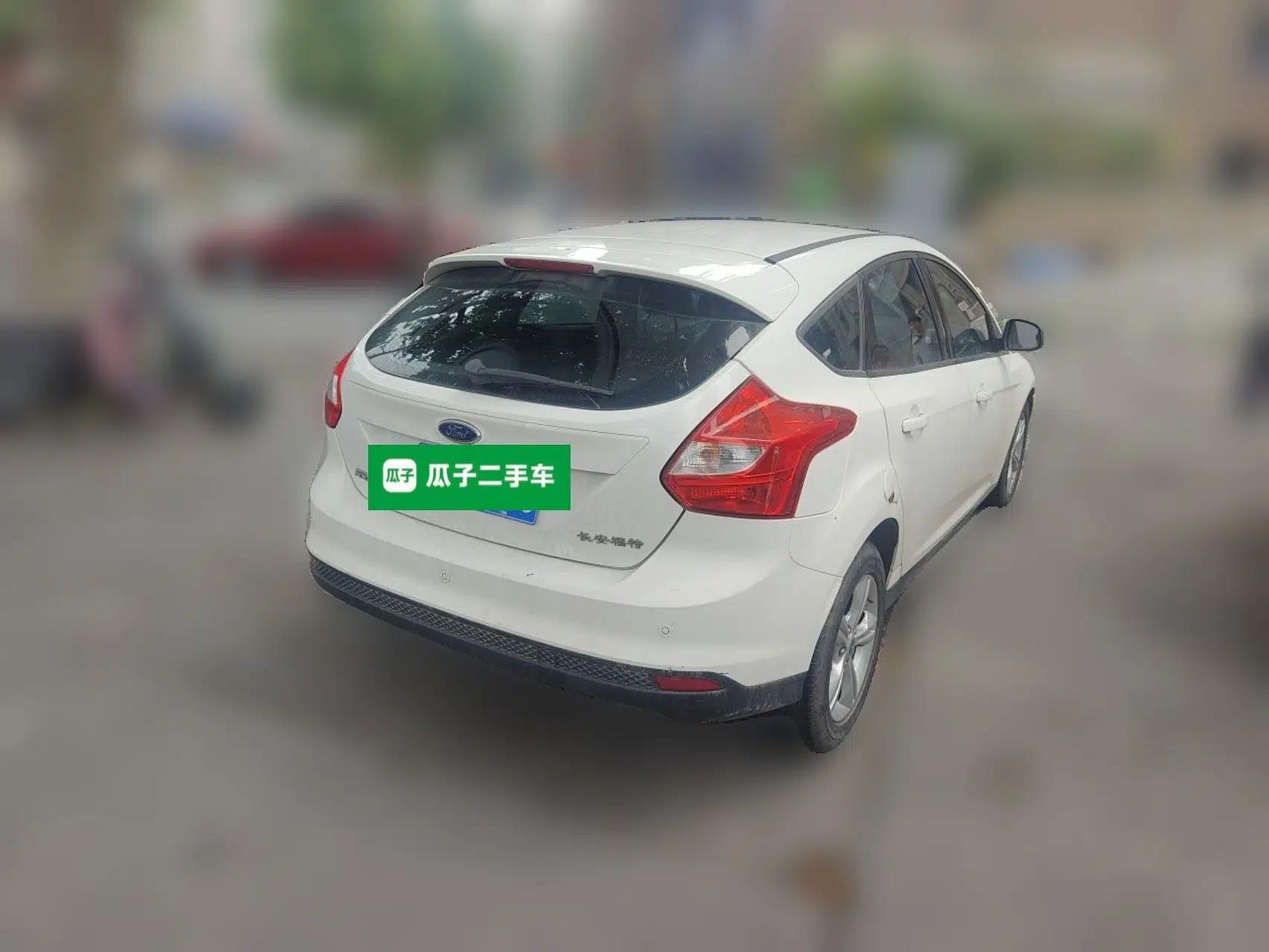 Ford Focus 2012 Hatchback 1.6L Automatic Fashion Edition — миниатюра 6