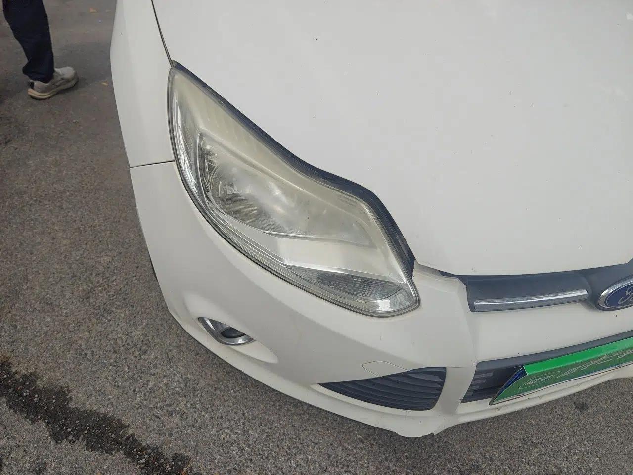 Ford Focus 2012 Hatchback 1.6L Automatic Fashion Edition — миниатюра 7