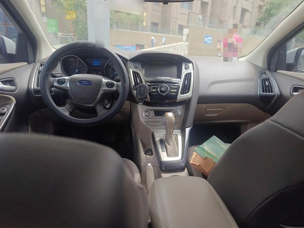 Ford Focus 2012 Hatchback 1.6L Automatic Fashion Edition — миниатюра 9