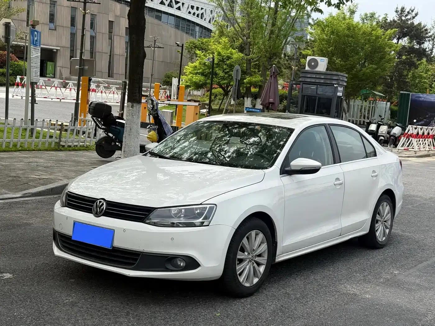 2014 Volkswagen Sagitar Facelift 1.4TSI Automatic Luxury — миниатюра 1