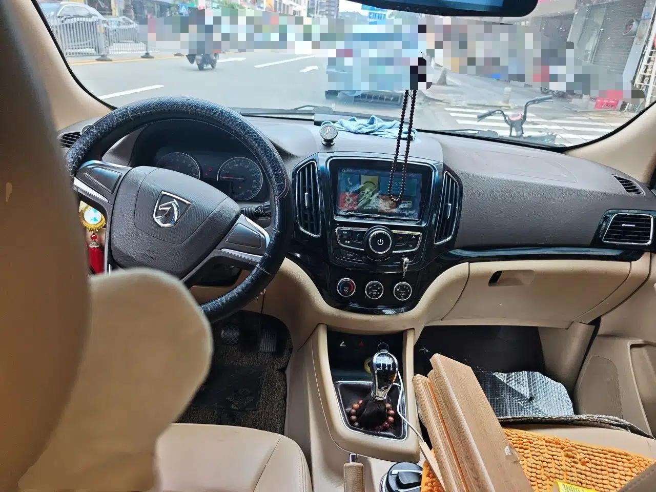 Baojun 730 2014 1.5L manual Comfort version 7 seats — миниатюра 9