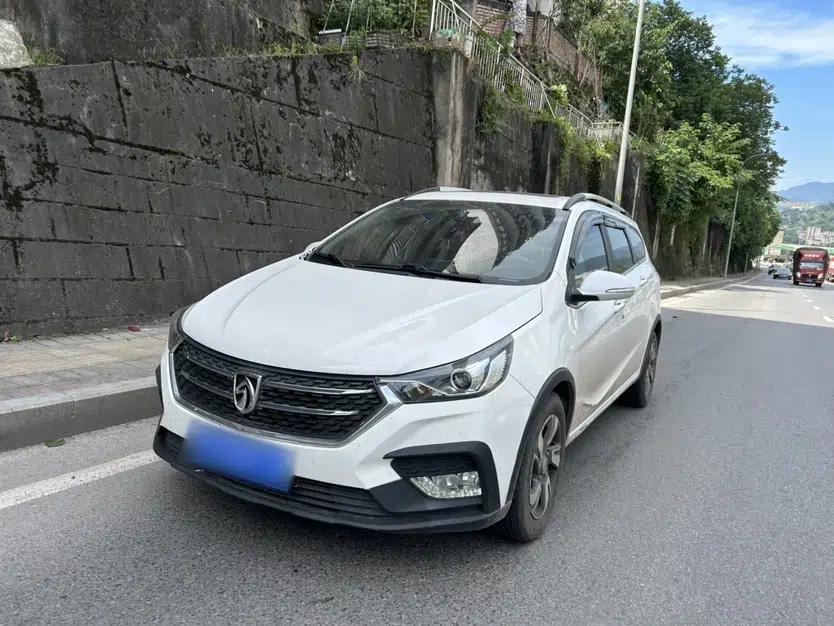 Baojun 310W 2018 1.5L Automatic Luxury Version China V — миниатюра 1