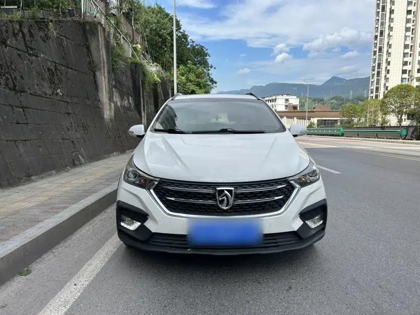 Baojun 310W 2018 1.5L Automatic Luxury Version China V — миниатюра 2