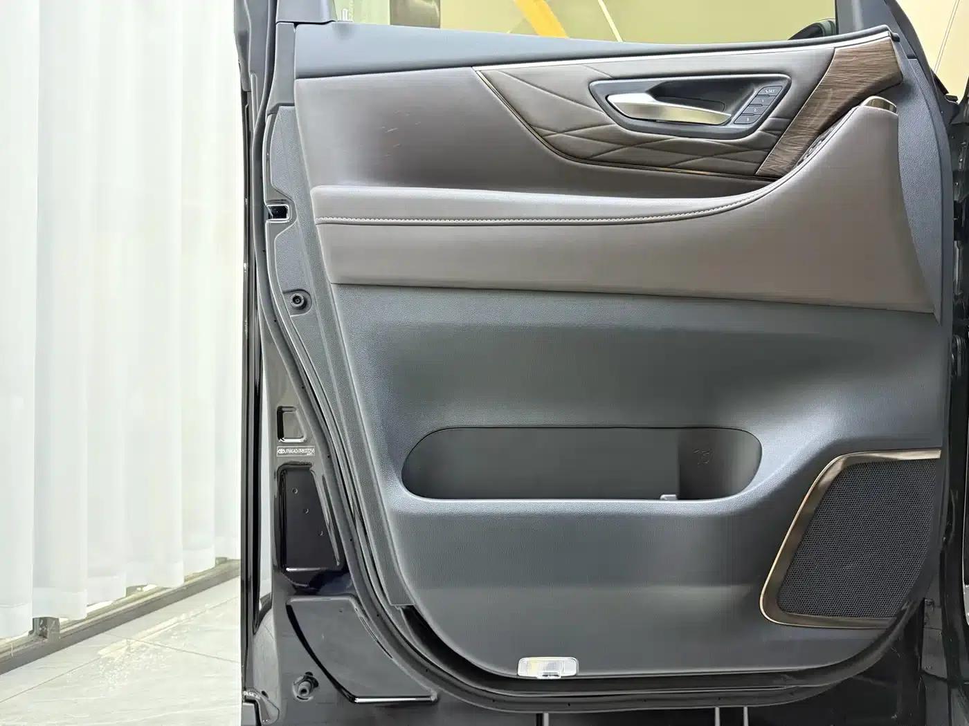 2024 Alphard Hybrid 2.5L Premium Edition — миниатюра 3