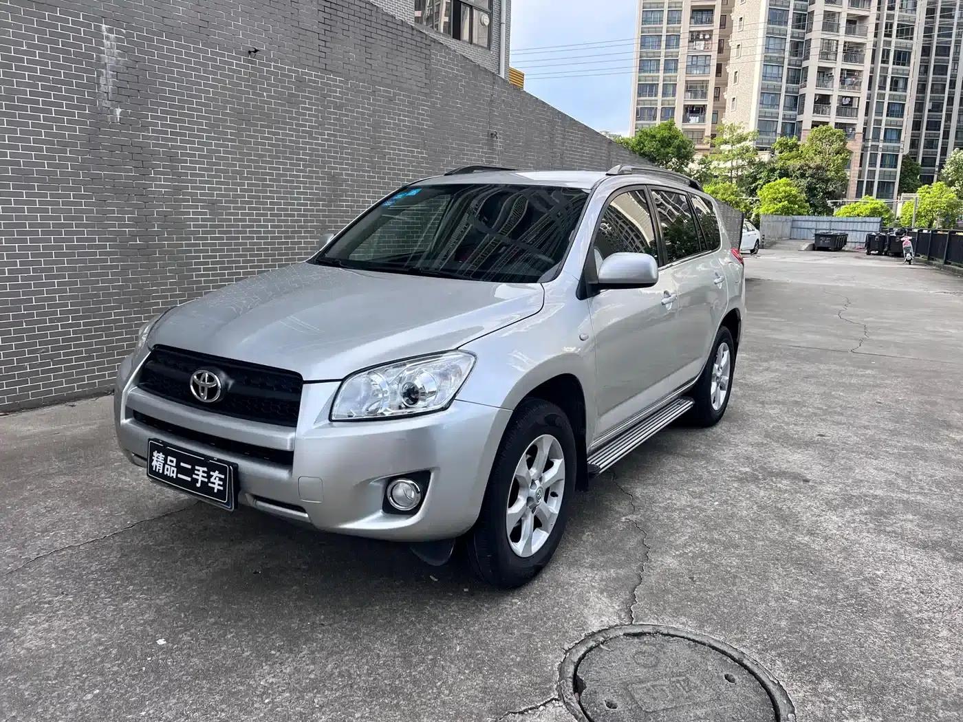 2011 RAV4 2.0L Automatic Classic Edition — миниатюра 1