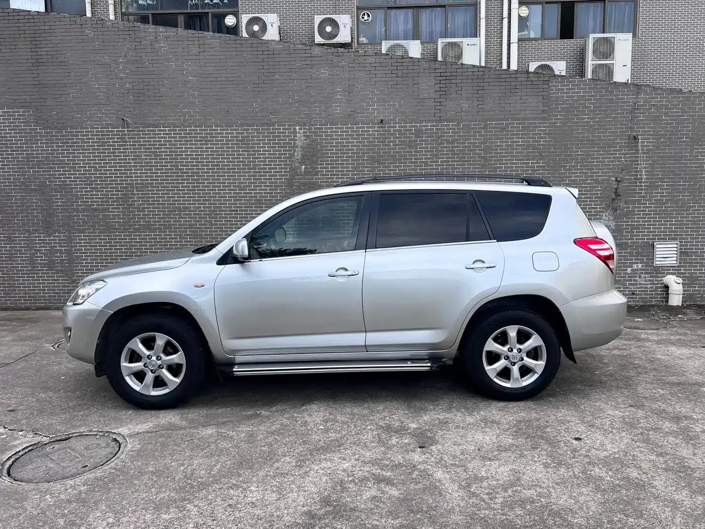 2011 RAV4 2.0L Automatic Classic Edition — миниатюра 4