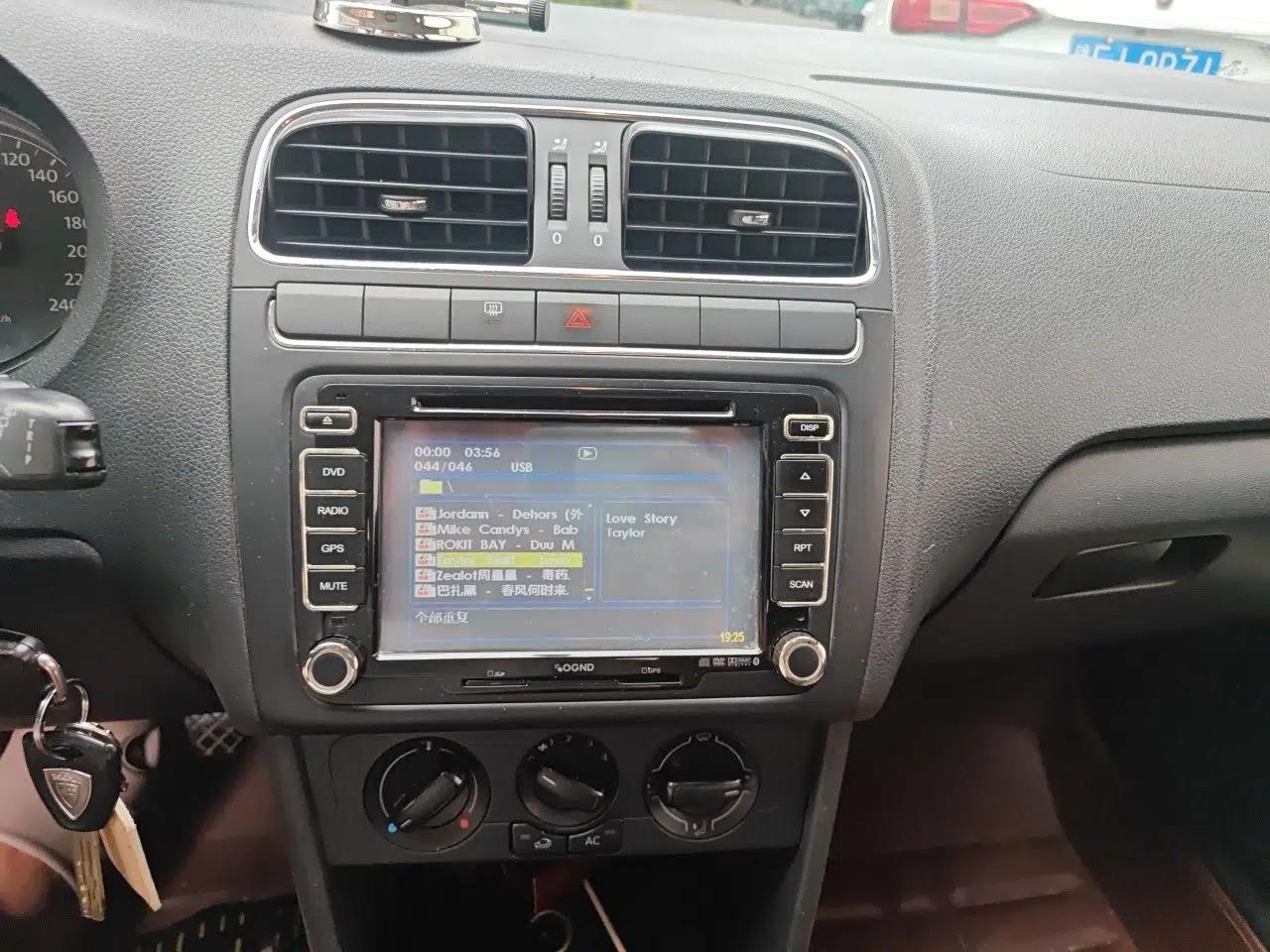 Volkswagen Polo 2011 1.4L Manual ZhiShang Edition — миниатюра 13