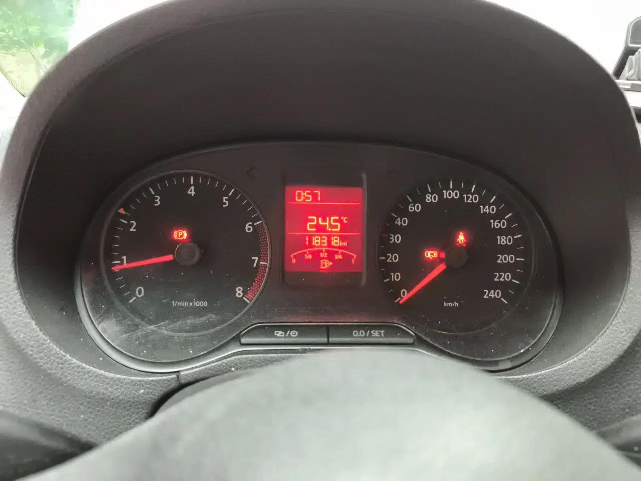 Volkswagen Polo 2013 1.4L Manual Fashion Edition — миниатюра 11