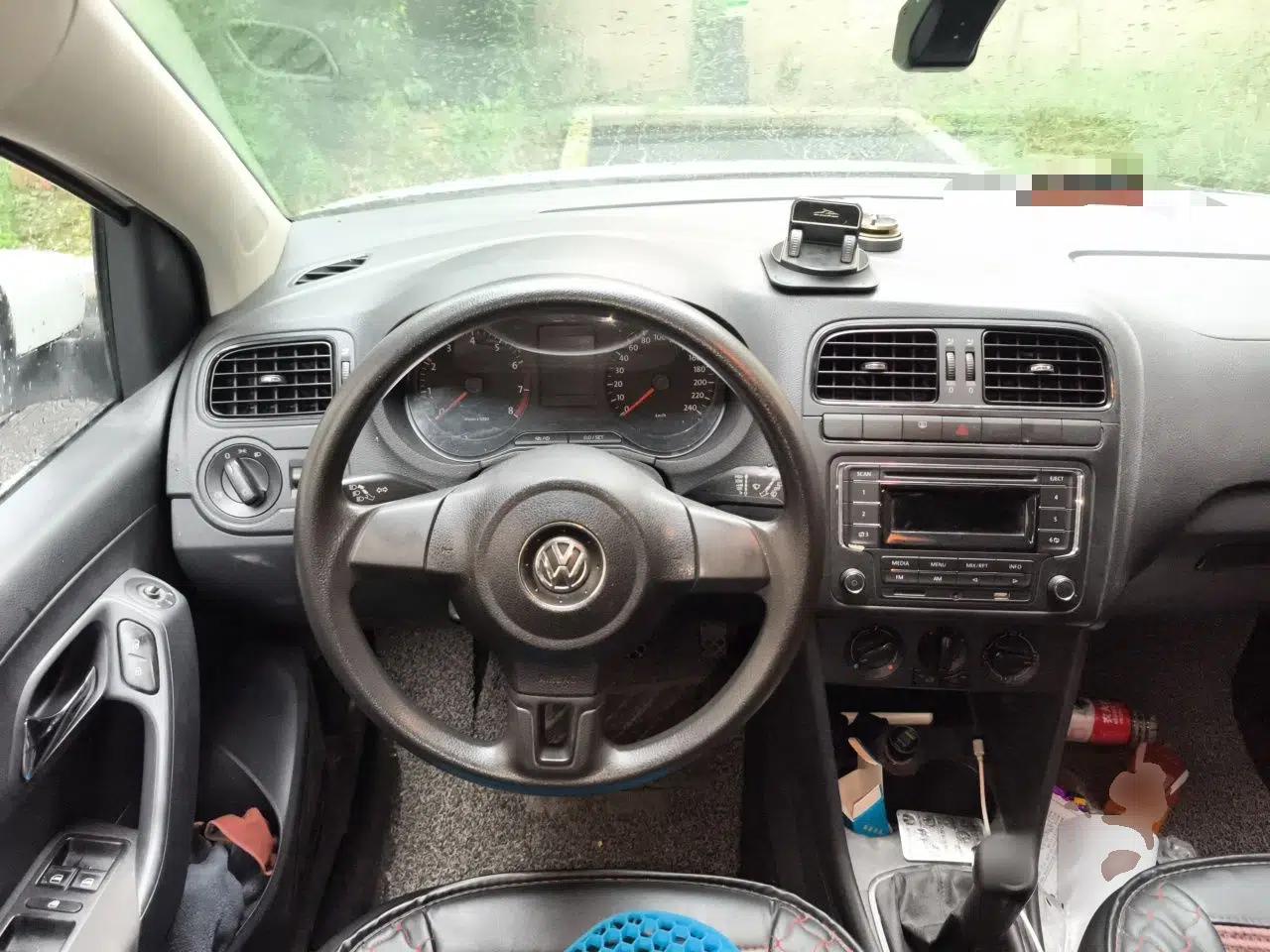 Volkswagen Polo 2013 1.4L Manual Fashion Edition — миниатюра 10