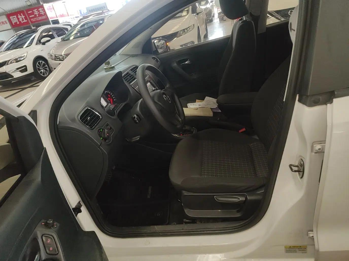 Volkswagen Polo 2014 1.4L Automatic Comfort Edition — миниатюра 17